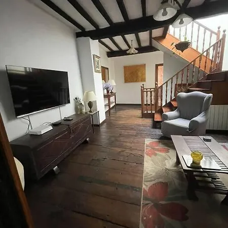 Casona Historica Del S Xvii En Novales