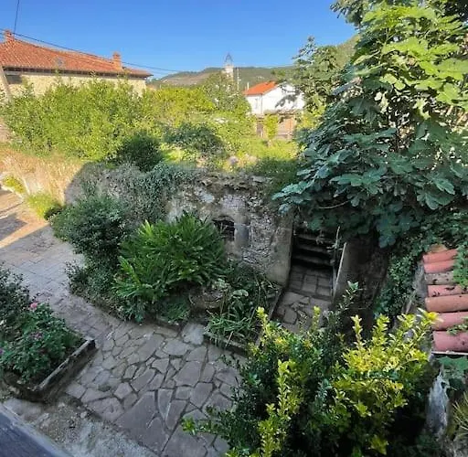 Casona Historica Del S Xvii En Novales