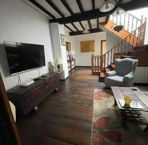 Casona Historica Del S Xvii En Novales